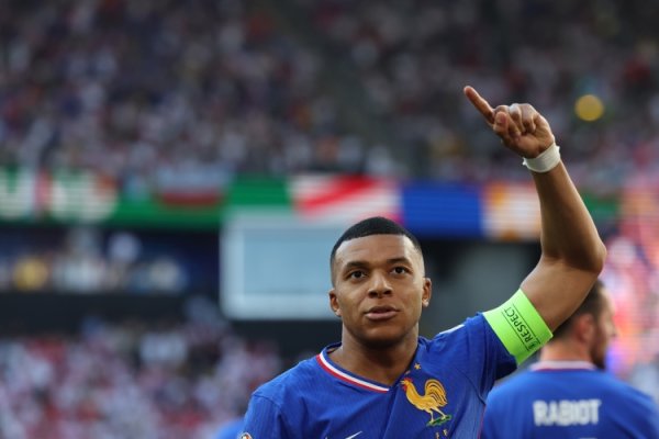 MBappe đã ghi được 51 bàn thắng với Henry & và gắn liền với vị trí thứ hai trong danh sách ghi bàn lịch sử của đội Pháp, chỉ đứng sau Giru