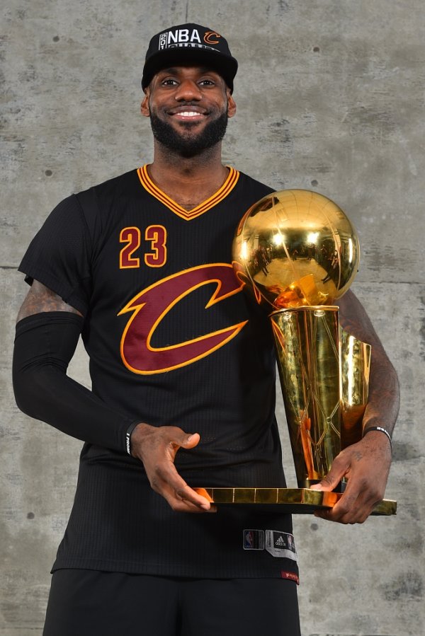 Phóng viên: Tượng của James nên được xây dựng ở Cleveland. L