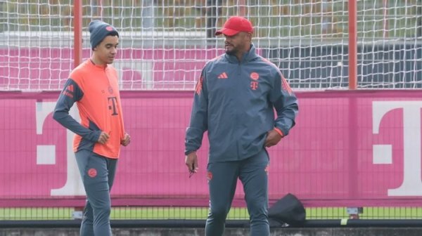 Bild: Musiala xem đồng đội tập luyện hôm nay và ký tặng ngườ