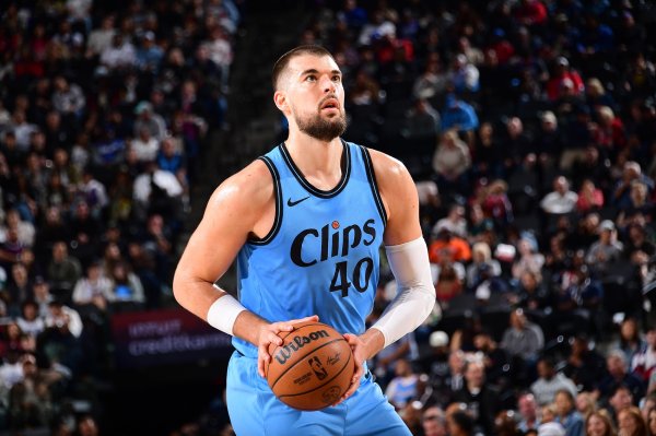 Zubac chơi 14 phút trong hiệp, ghi 6 điểm khi sút 3/5, 3 rebound, 2 kiến tạo, 26% và 2 lần chuyển bóng.