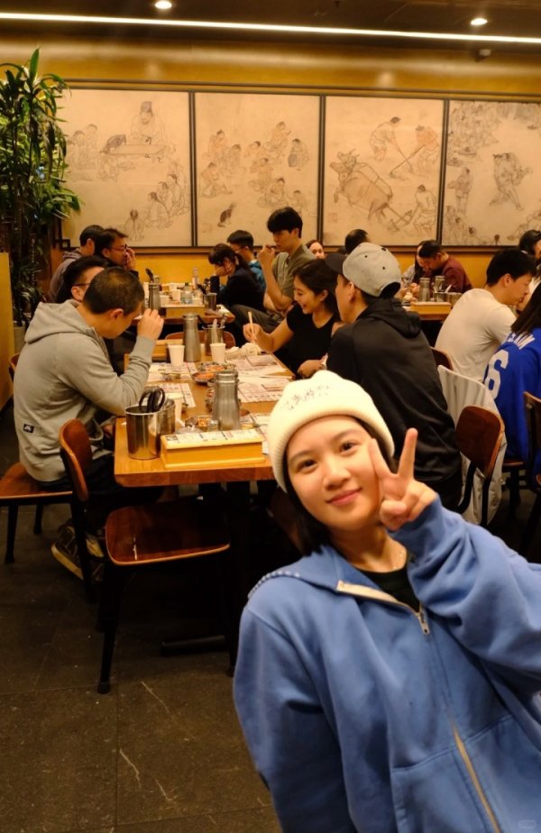 Cư dân mạng tình cờ bắt gặp Yang Hansen cùng bạn gái và đồng