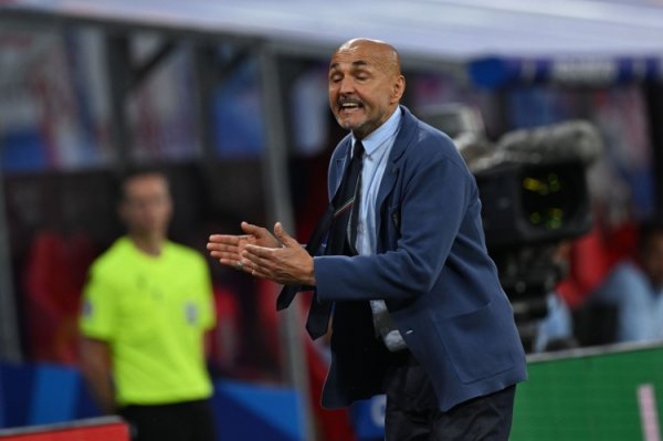 Phóng viên: Spalletti tới dự tang lễ và có thể không được tr