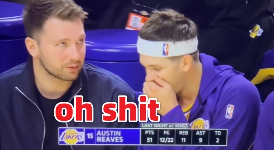 Doncic đưa ngón tay bị bong gân của mình cho Reeves xem và R