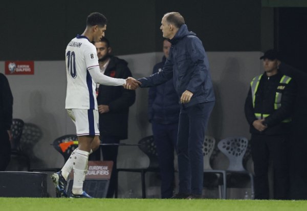 Bellingham đổi áo với đối thủ trong giờ nghỉ giải lao! Fan p