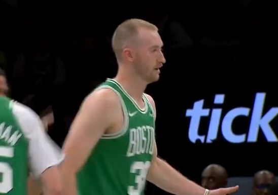 Đừng mềm tay! Hauser phản công và hất văng hậu vệ bằng ba co